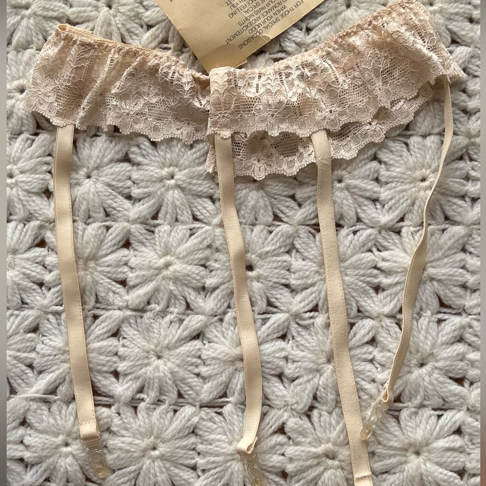 Lily of France Paris Nights Vintage Ivory Lace Garter Belt NWT - Picture 2 of 9